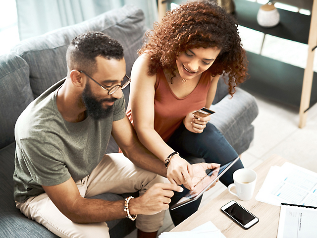 Deux personnes regardant une tablette