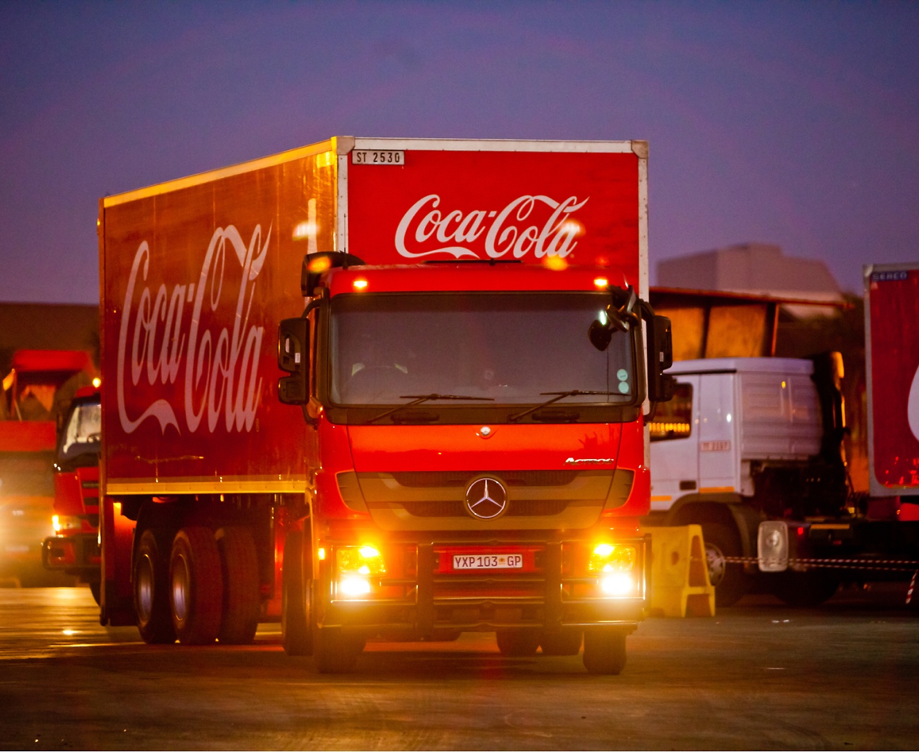 Um caminhão vermelho de Coca-Cola.