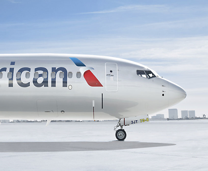 Самолет American Airlines стоит на взлетной полосе.