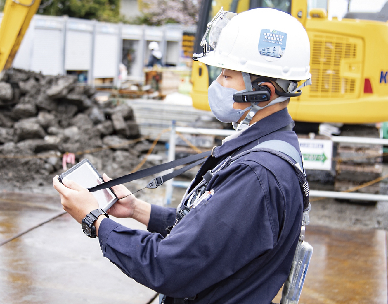 Travail portant un casque debout sur un site de construction