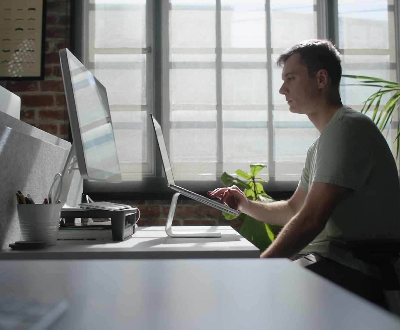 Un hombre trabajando en un equipo