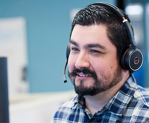 Un homme souriant et portant un casque