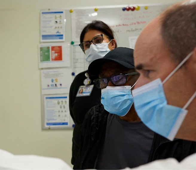 Un grupo de personas con mascarillas