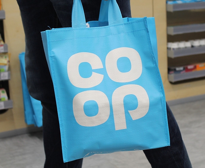 Una persona con una bolsa azul y co-op escrito en ella.