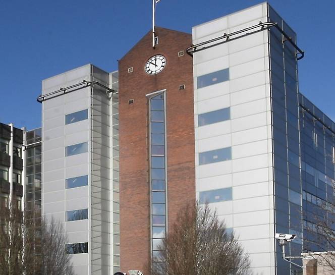 Bâtiment avec une horloge en haut.