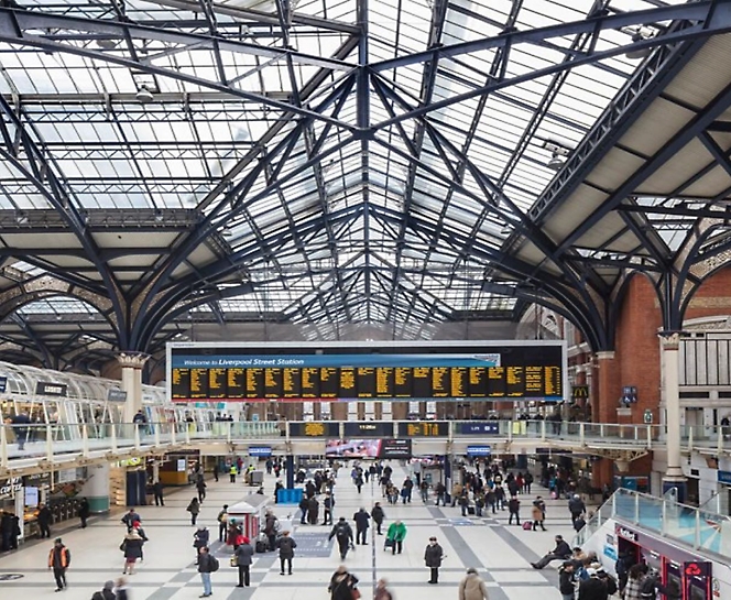 Grand bâtiment avec de nombreuses personnes avec la gare de Liverpool Street en arrière-plan.