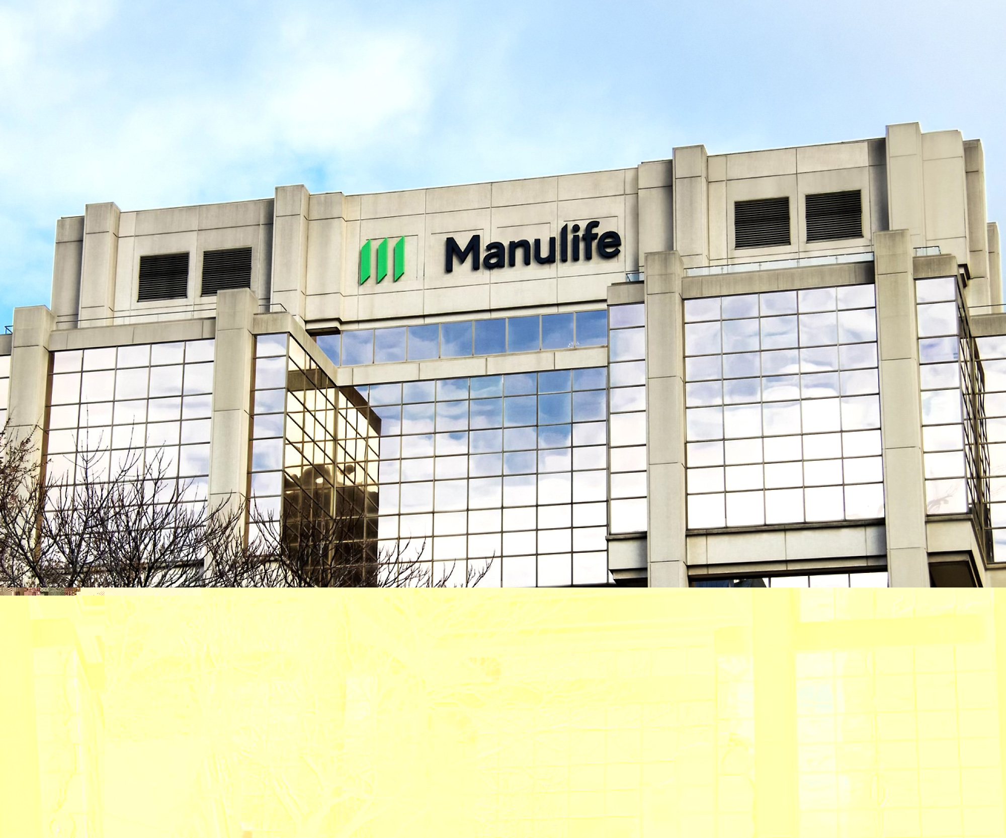 Een gebouw met een logo van Manulife erop