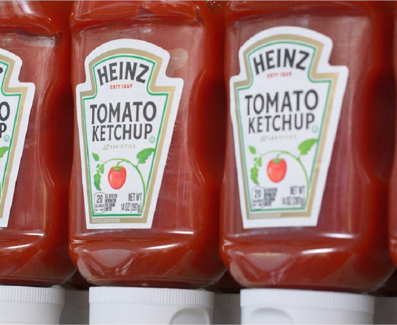 Meerdere flessen Heinz-tomatenketchup in een schap