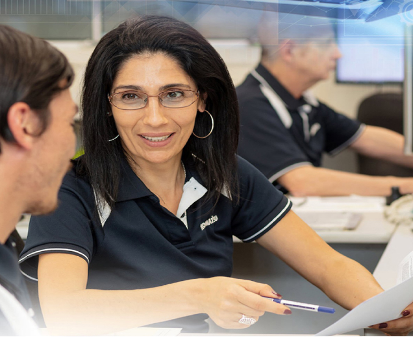 Gruppo di persone sedute alla scrivania in un ufficio.