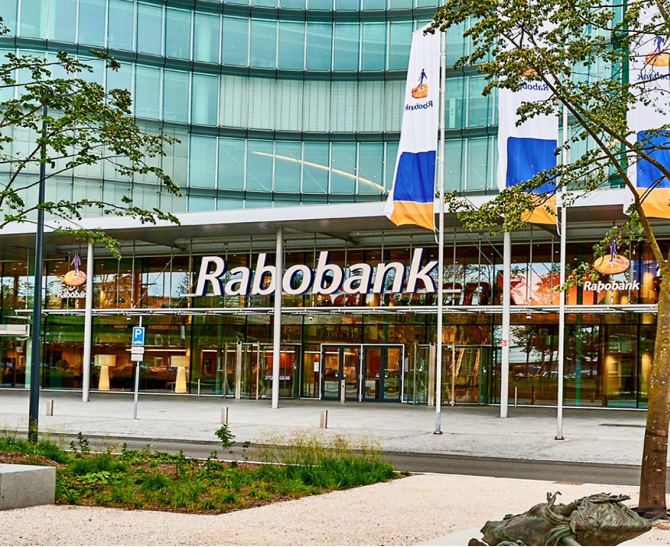 Ein Gebäude mit einem Schild, auf dem Rabobank steht.