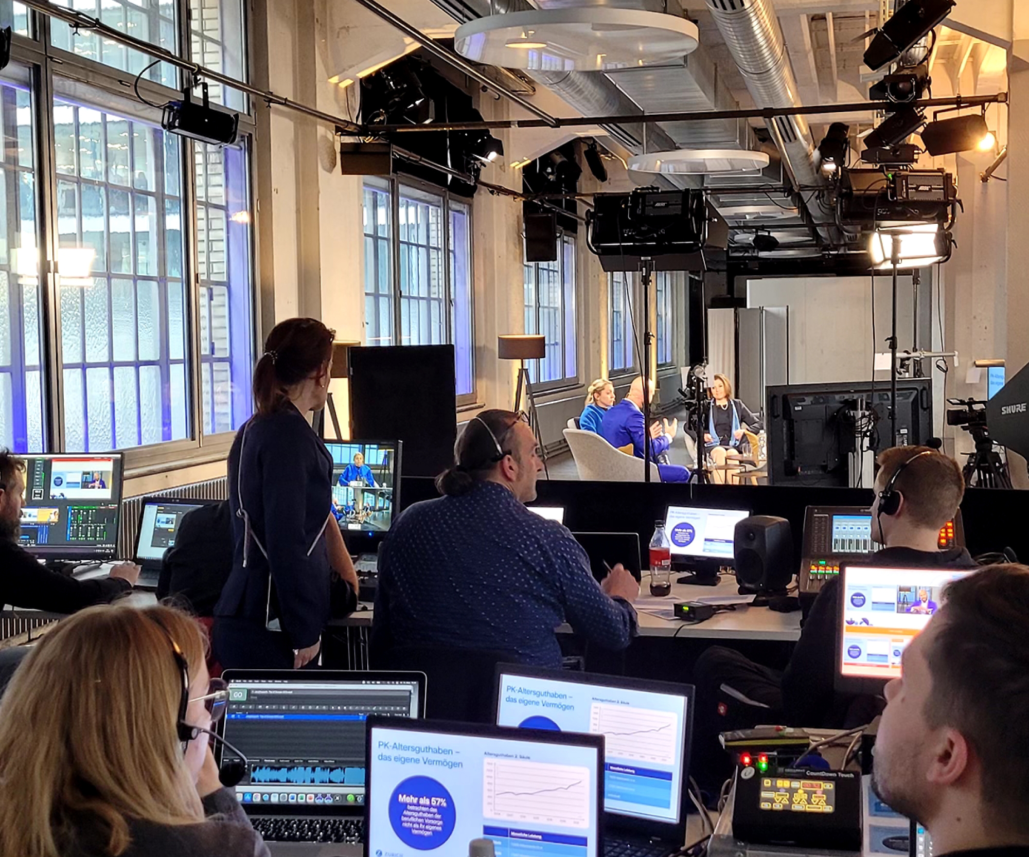 Groupe de personnes dans une salle avec des ordinateurs.