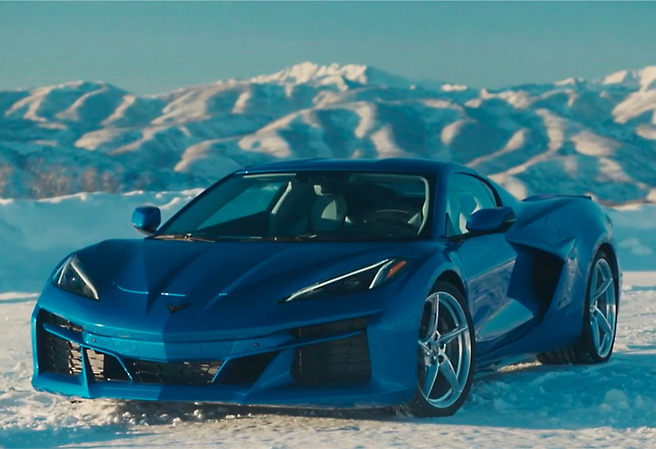 De Chevrolet Corvette Stingray van 2020 rijdt door de sneeuw.