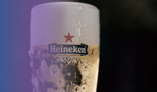 Et glass Heineken-øl med en stjerne.