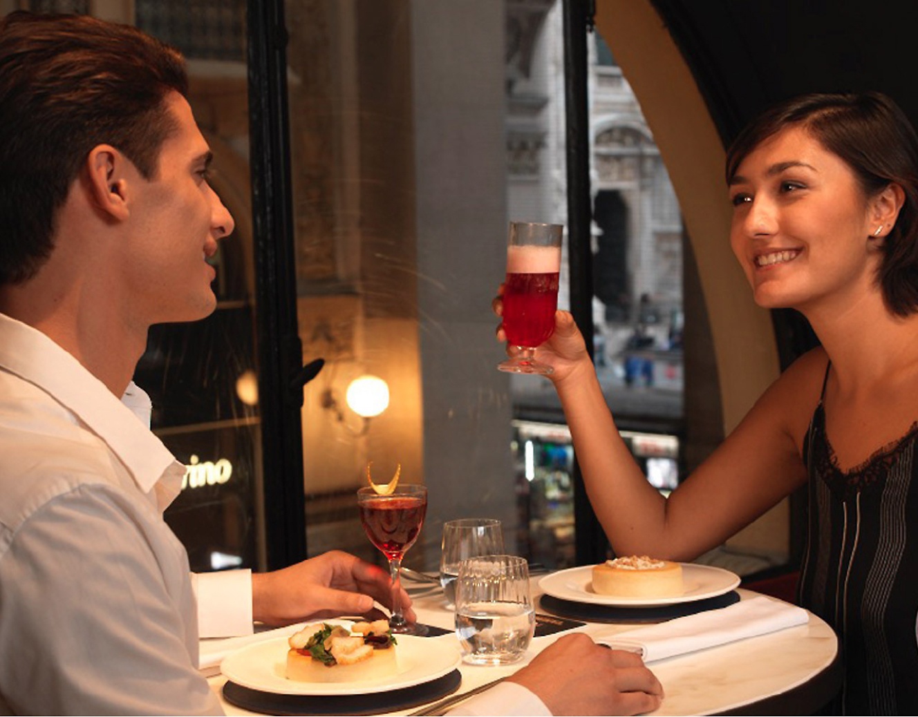 一位男士和一位女士在共进晚餐时喝酒