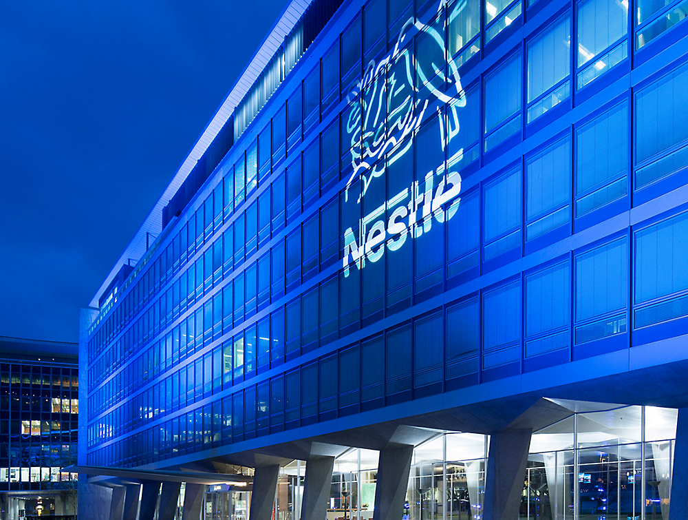 อาคารที่มีโลโก้ Nestle อยู่ด้านข้าง