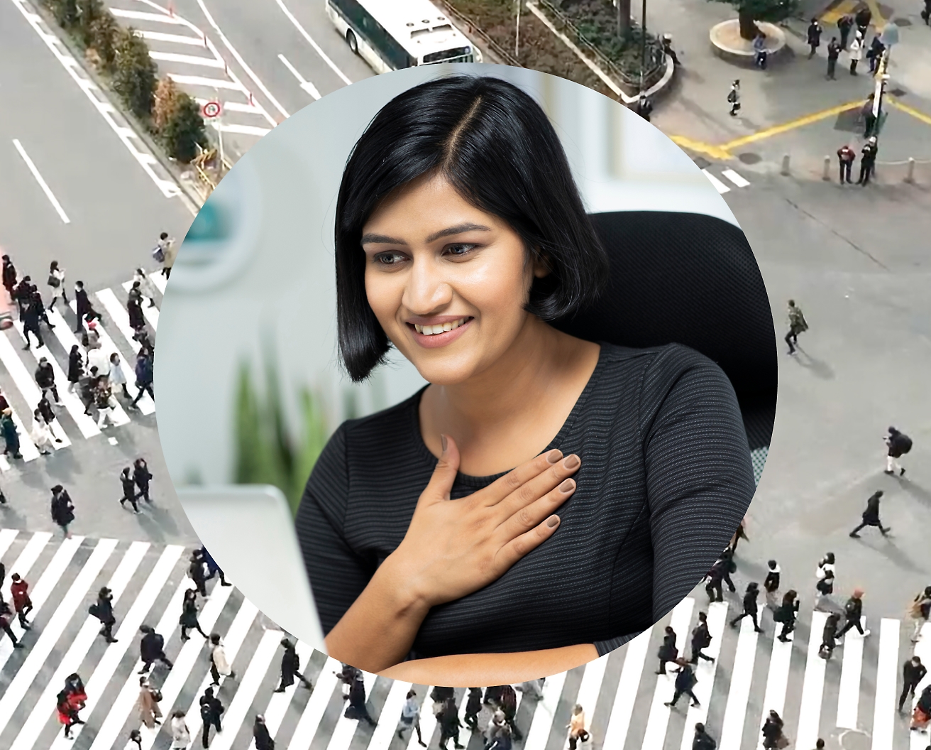 一位女士在笔记本电脑上工作时把手放在她的胸口上，背景图像为人来人往的十字路口