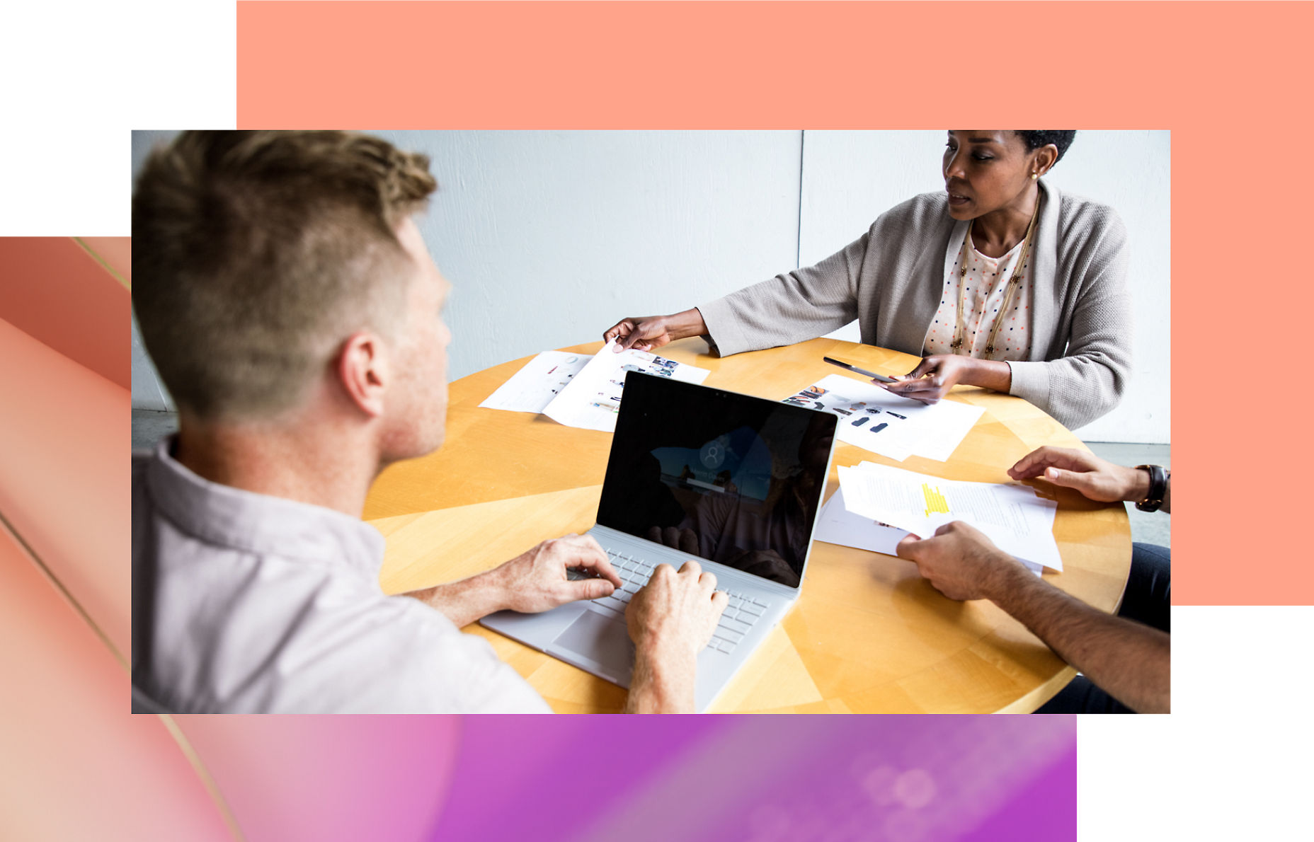 Groupe de personnes assises autour d’une table