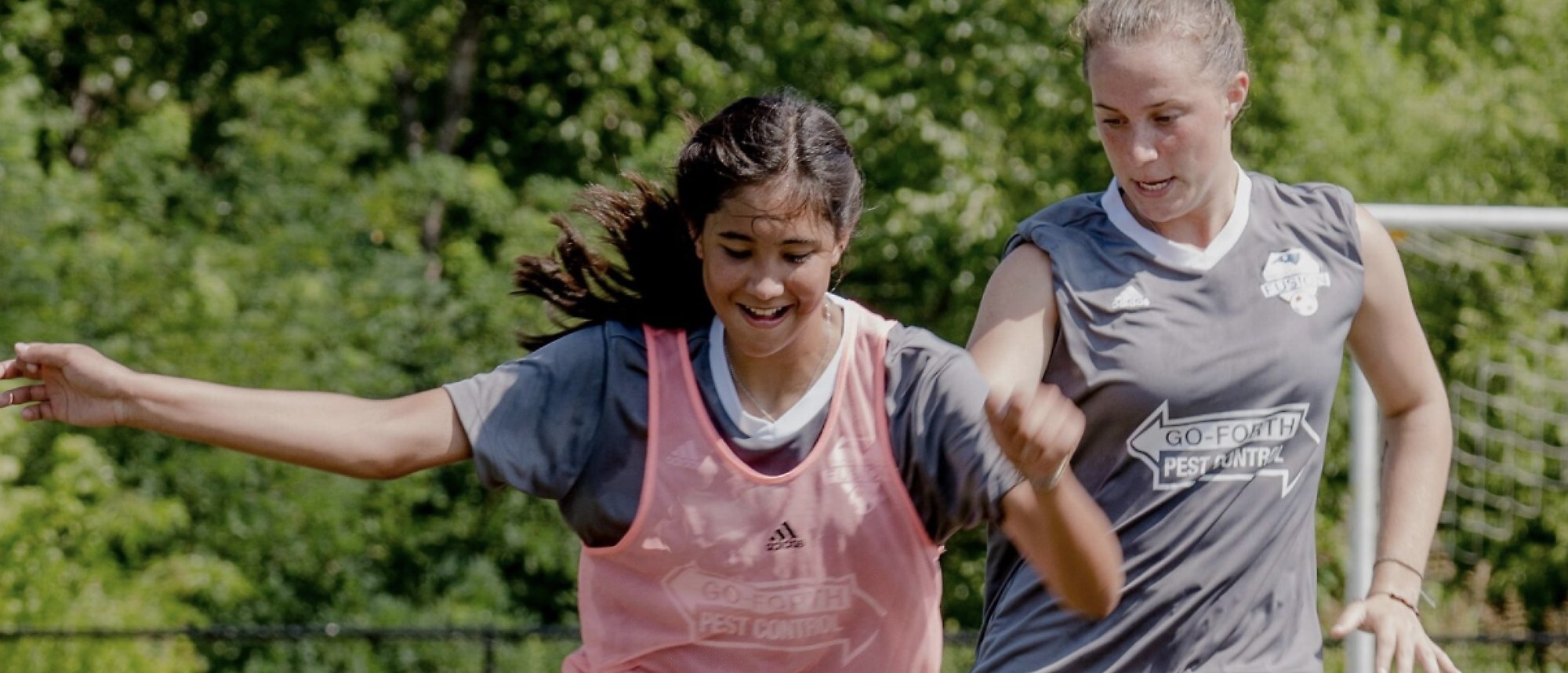 Twee vrouwen die buiten hardlopen