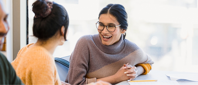 Two persons have a cheerful conversation