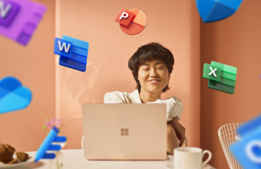 En ung kvinde arbejder på en Surface-laptop, mens Microsoft 365-appikoner hvirvler rundt om hendes hoved.