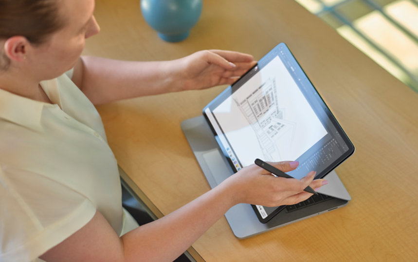 Una persona trabajando en Surface Laptop Studio