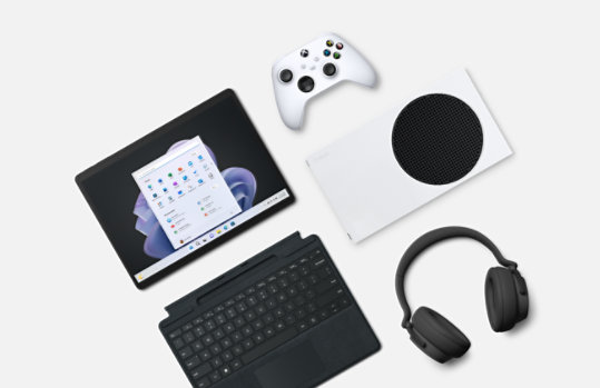 Surface s konzolí Xbox a příslušenstvím