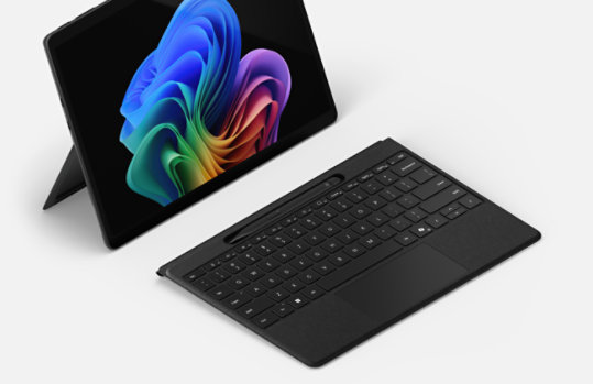Una vista en ángulo muestra un Surface Pro Flex Keyboard para empresas desconectado de un dispositivo Surface.