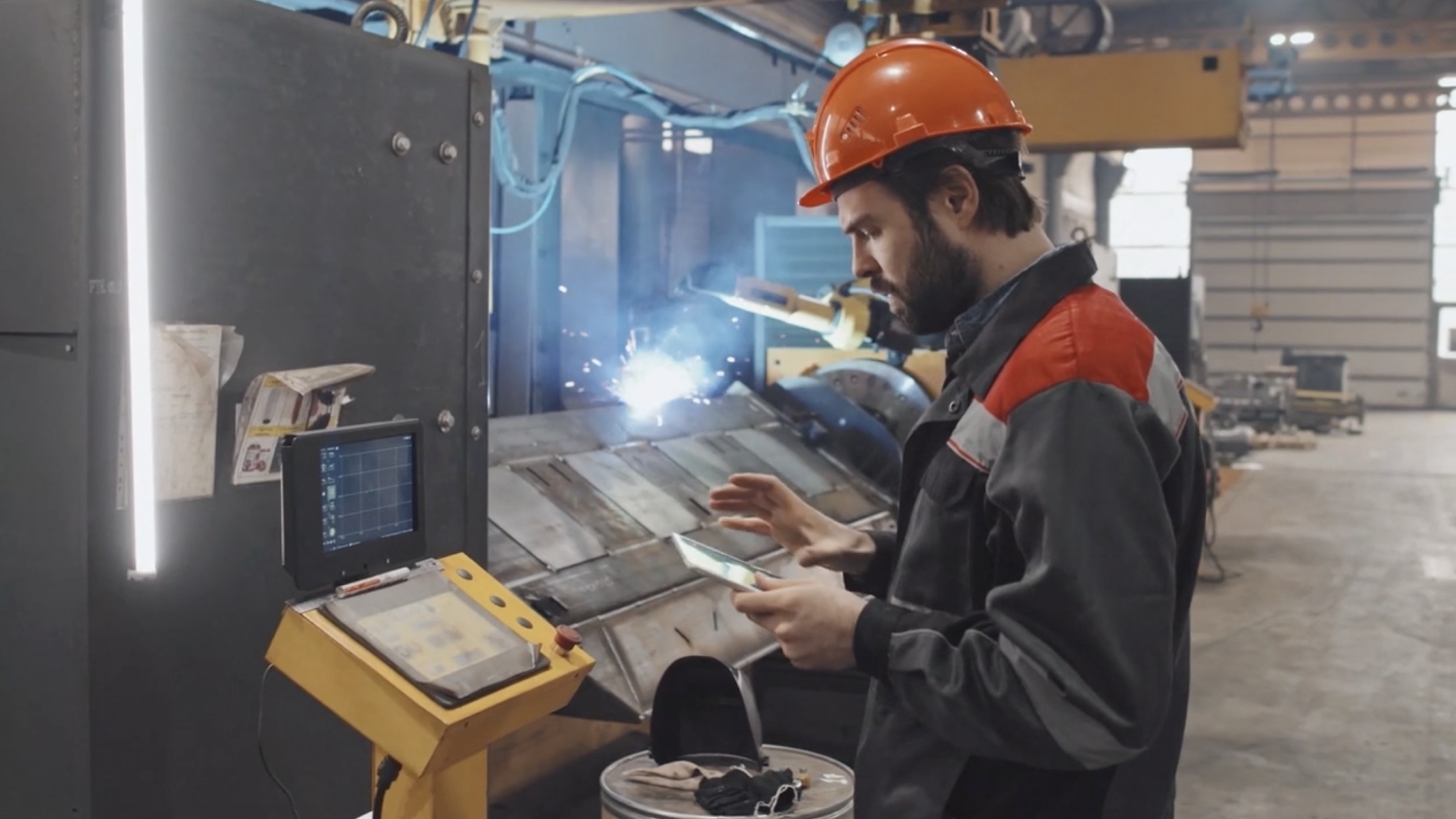 En medarbejder, der bruger en tablet på et fabrik