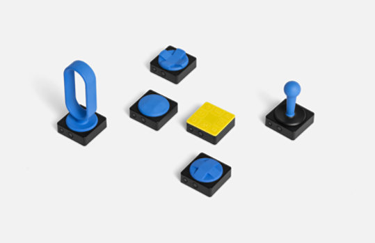Przyciski adaptacyjne Microsoft z asortymentem nakładek na guziki drukowanych w 3D.