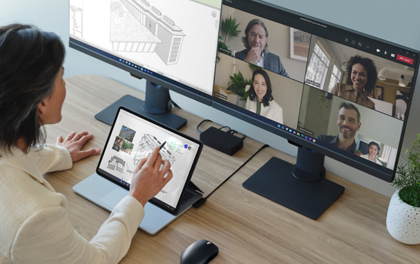 Una mujer en una reunión con sus compañeros en Microsoft Teams