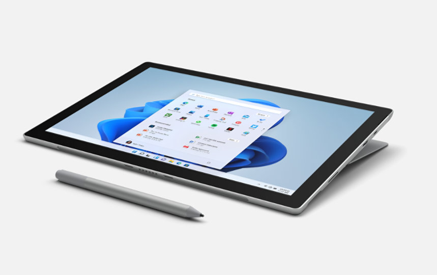 Surface Pen i platin tæt på Surface Pro 7. 