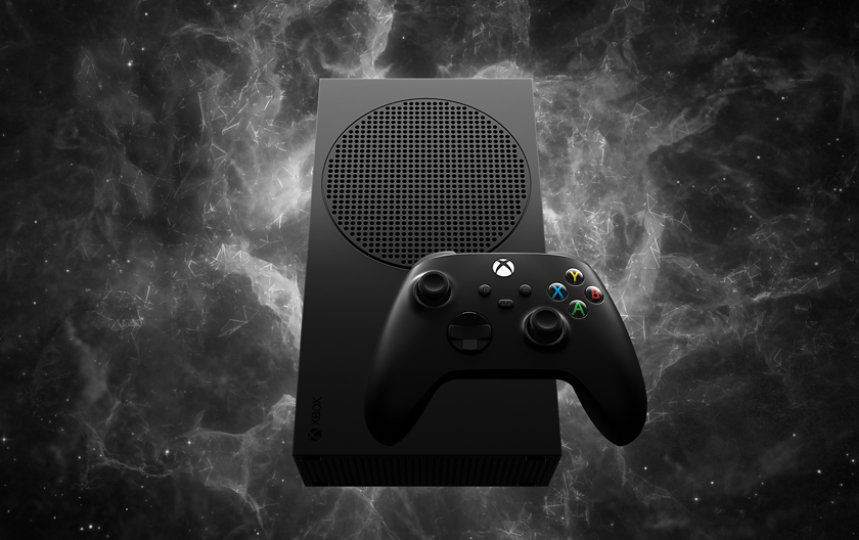 Vista ligeramente ascendente de la Xbox Series S de 1 TB (negro) y un mando