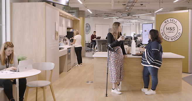 Groupe de personnes debout dans un bureau.