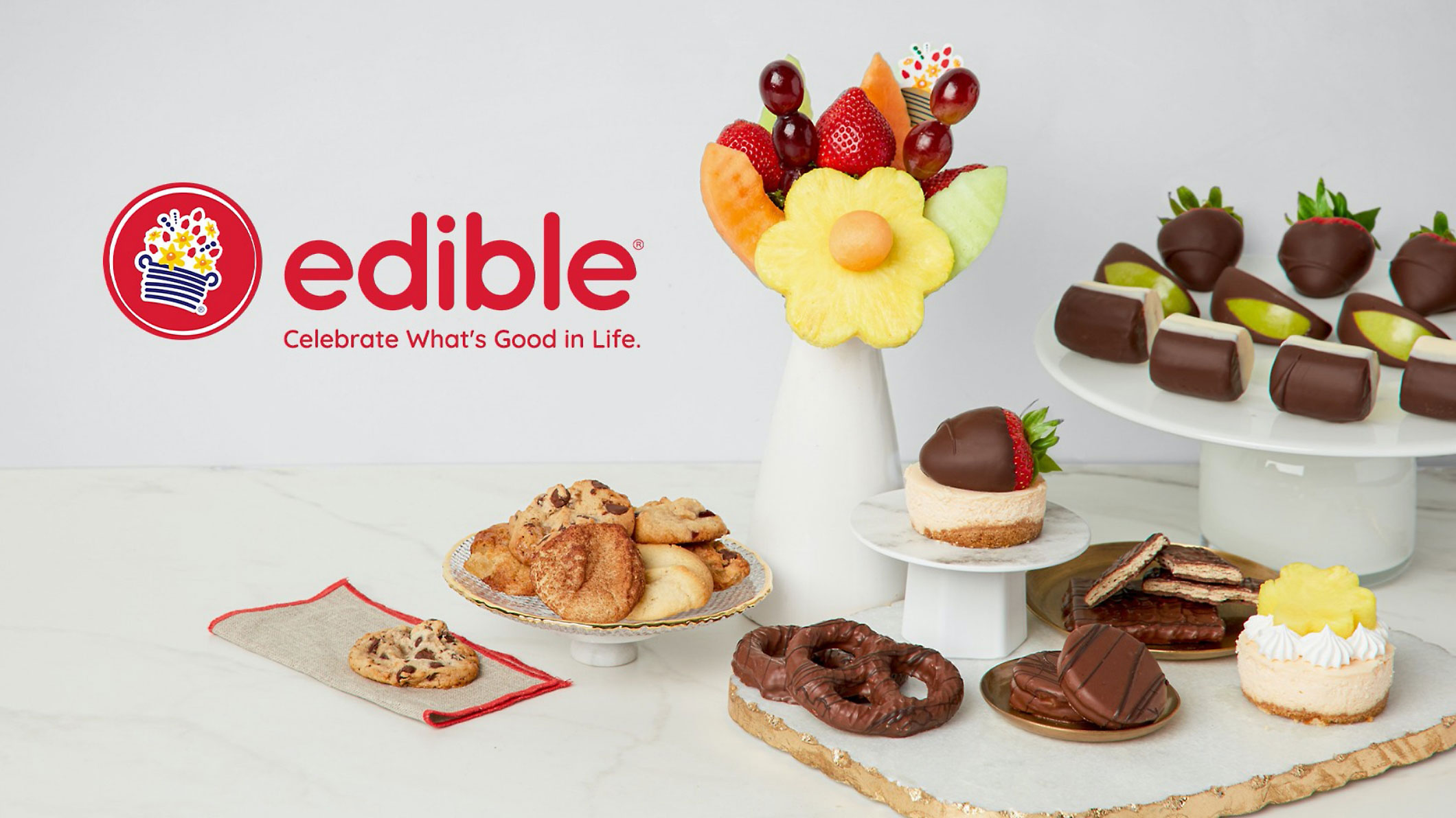 Стол, полный десертов и печений со словом edible на нем.