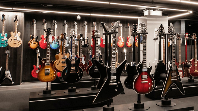 Viele Gitarren, die in einem Store ausgestellt werden.