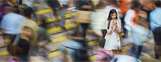 Una persona con un vestido blanco de pie en una multitud