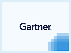 Logo von Gartner auf einem hellblauen Hintergrund mit stilisierten blauen Balken auf der rechten Seite.