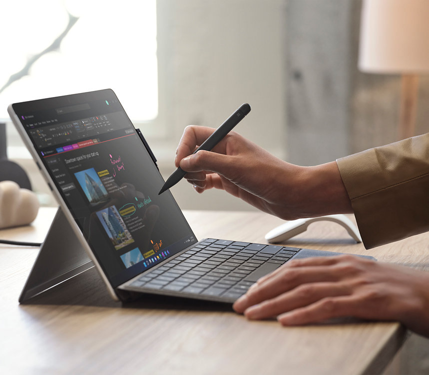 Una persona usa Surface Slim Pen 2 para empresas en la pantalla táctil de un dispositivo Surface.