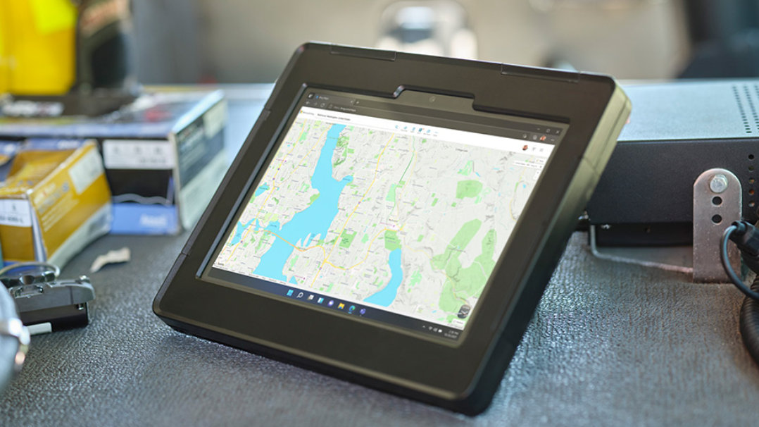 Pokazane jest urządzenie Surface Go 3. Na ekranie jest mapa.