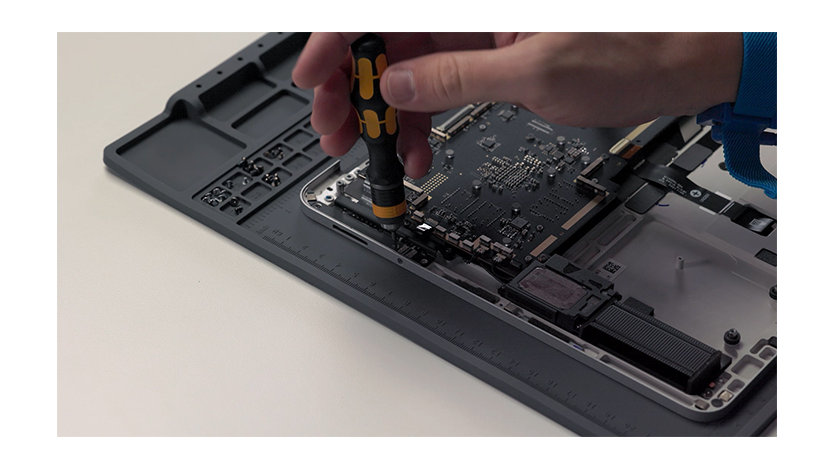 Imagen de primer plano de una persona que repara el interior de un dispositivo Surface