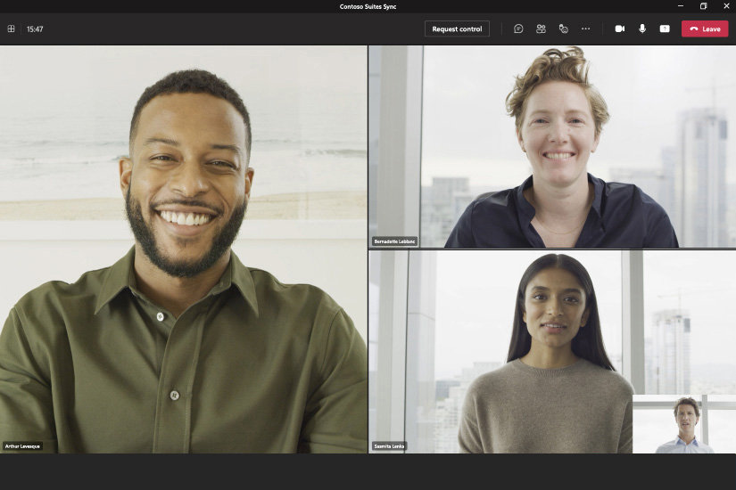 Ryhmä ihmisiä liittyy Microsoft Teams -puheluun Surface Pro 9 -laitteella