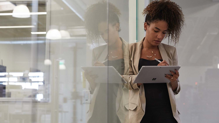 Eine Frau schreibt mit dem Surface Pen auf einem Surface-Tablet