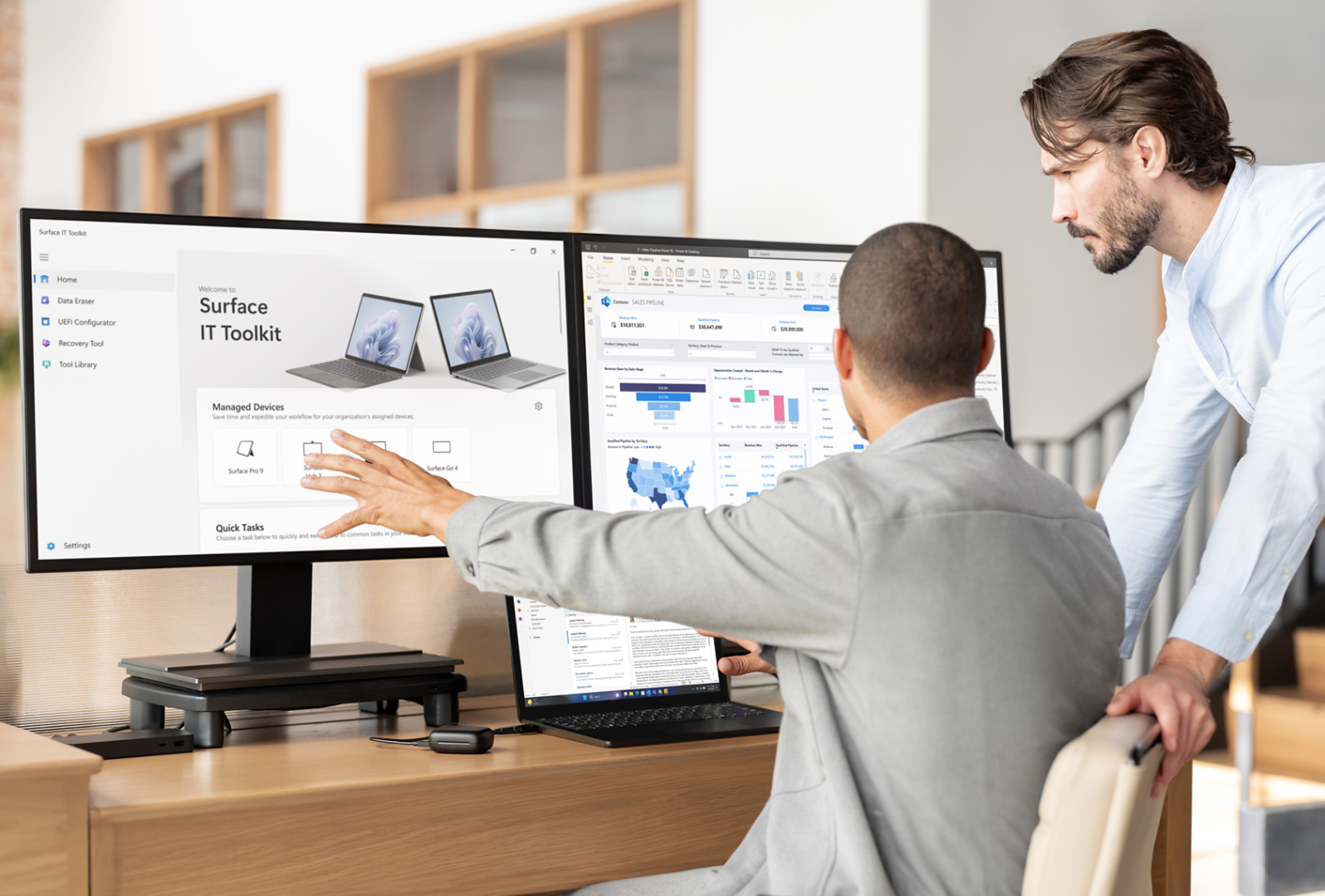 Twee mannen werken aan bureau met monitor