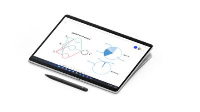 Surface Pro 8 w trybie pióra z urządzeniem Pióro Surface Slim Pen 2 umieszczonym z przodu