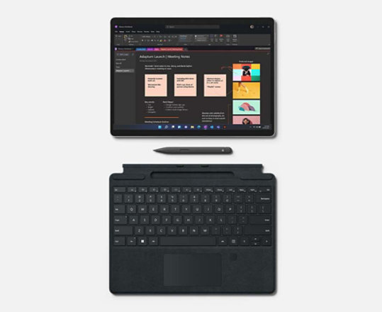Surface Pro 8 w trybie tabletu z urządzeniami Klawiatura Signature do Surface Pro i Pióro Surface Slim Pen 2 zapewniającymi przenośność