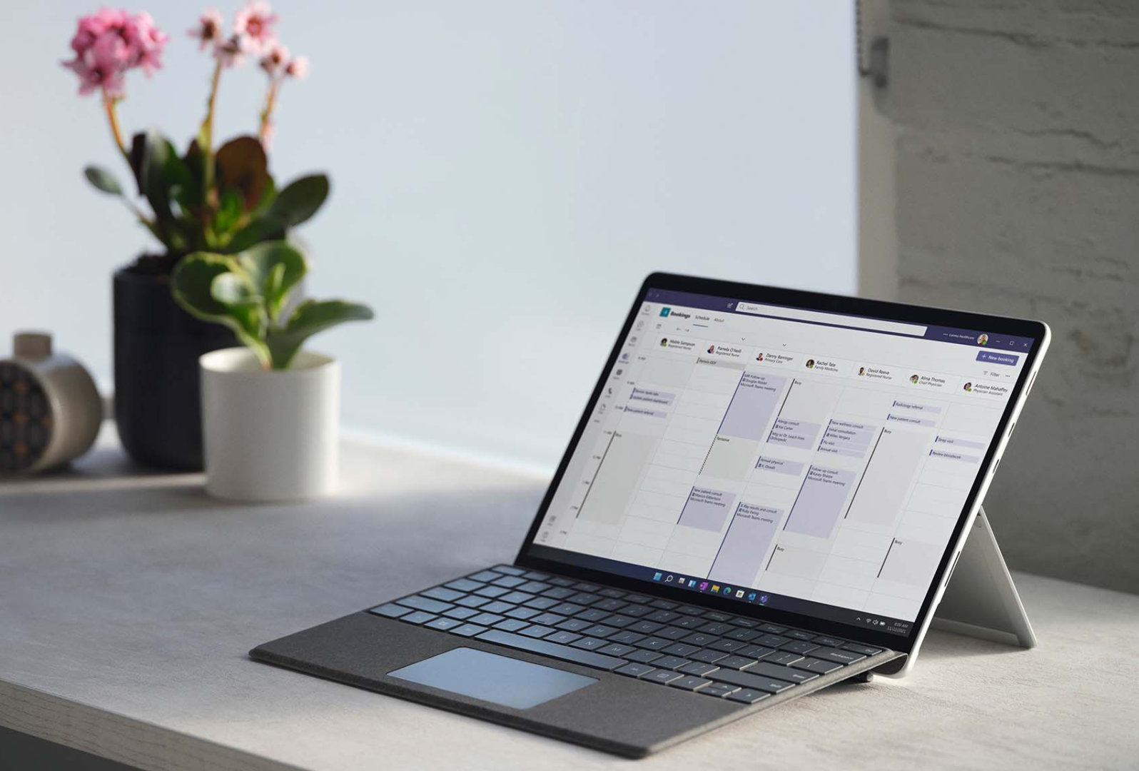 Surface Pro 8 na domowym biurku