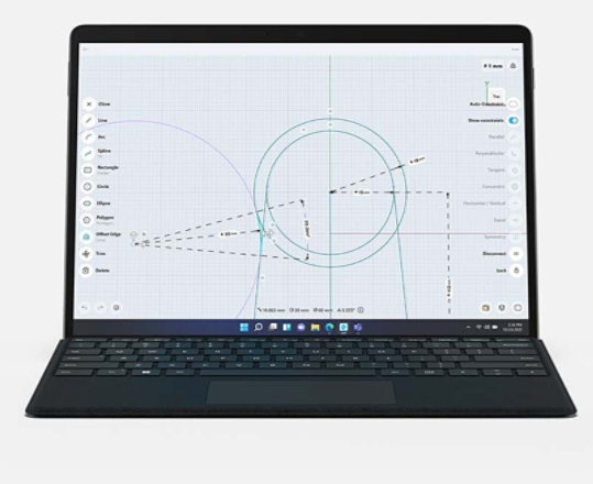 Zdjęcie przedstawiające Surface Pro 8 z wyświetlonymi informacjami dotyczącymi mocy obliczeniowej urządzenia