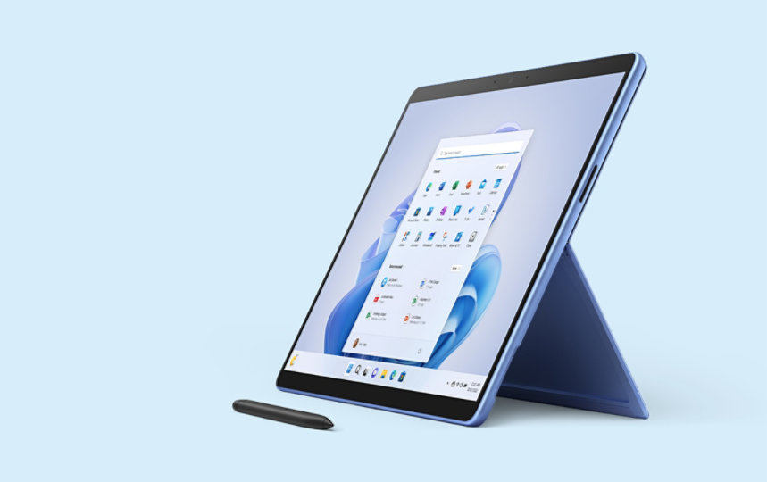 Vista di 3/4 di un dispositivo Surface Pro 9 nel colore Zaffiro con una penna Surface Slim Pen 2 su uno sfondo blu