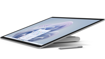 Surface Studio 2+ sett fra siden, vippet bakover slik at den ligger nesten flatt, med en Surface-penn.