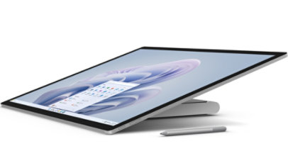 Surface Studio 2+ pokazany z boku, odchylony do tyłu, prawie do płaskiej pozycji, z piórem Surface.